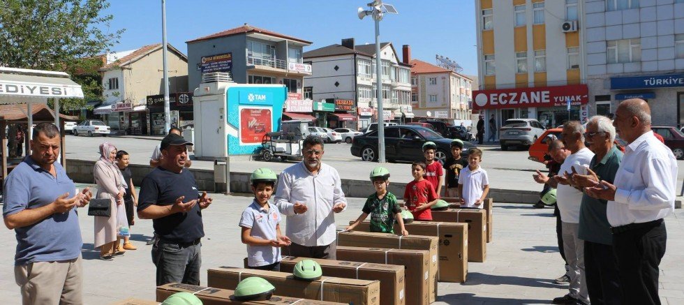 40 GÜN SABAH NAMAZINA GELEN ÇOCUKLARA BİSİKLETLERİ TESLİM EDİLDİ