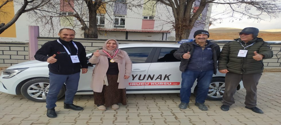 60 YAŞINDA AZMİYLE ÖRNEK OLDU: ÇOCUKLUK HAYALİ OLAN EHLİYETE KAVUŞTU