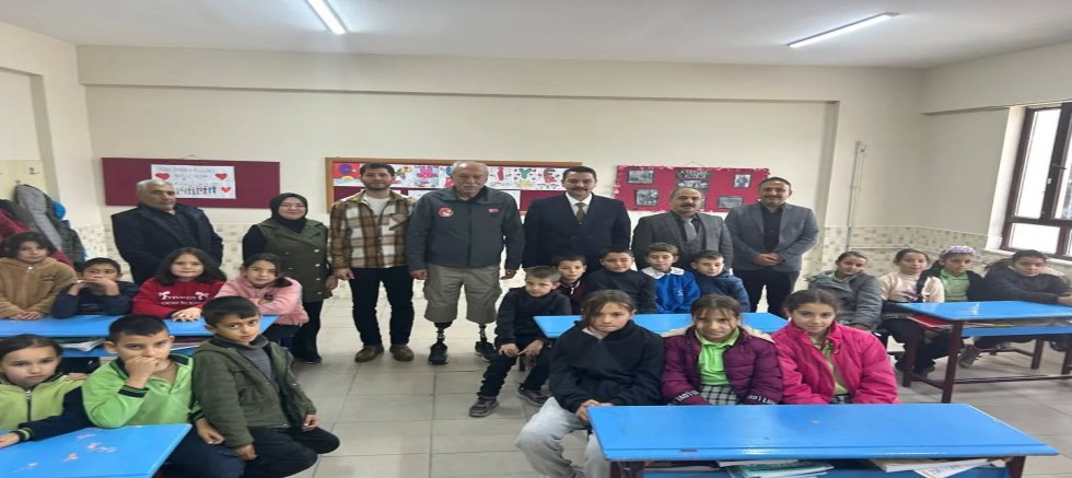 GAZİ ÖMER KULA YUNAK'TA ÖĞRETMENLER ODASININ ONUR KONUĞU OLDU