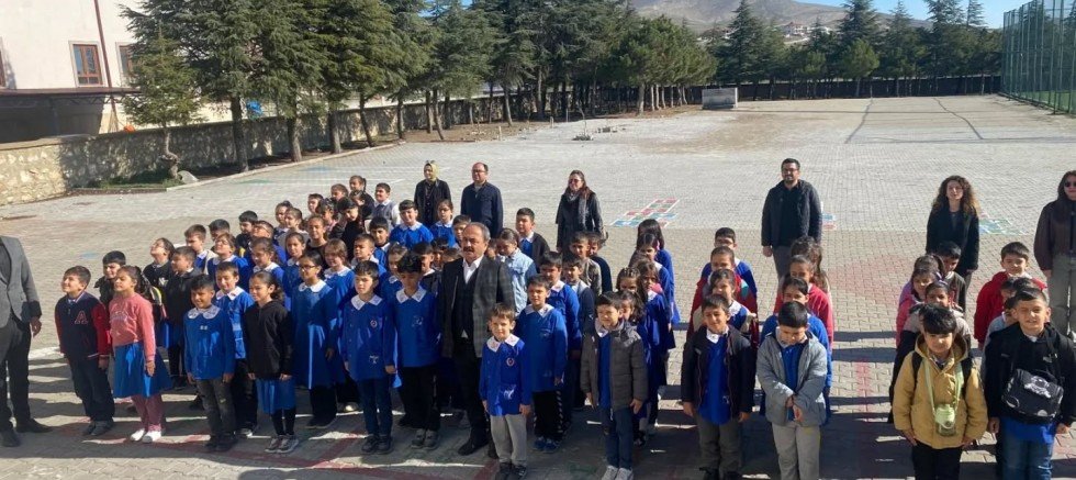 İLÇENİN OKULLARINDA DUYGU DOLU BAŞLANGIÇ: ÖĞRETMEN VE ÖĞRENCİLER TEK YÜREK OLDU