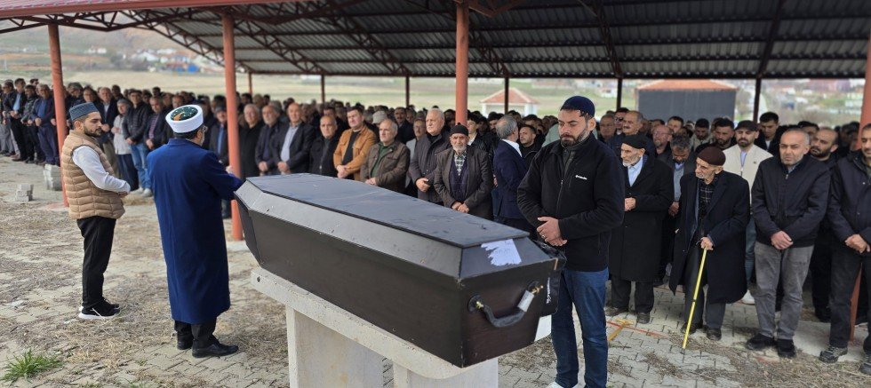 İMAM ,BABASI VE AĞABEYİNİ GÖZYAŞLARIYLA UĞURLADI