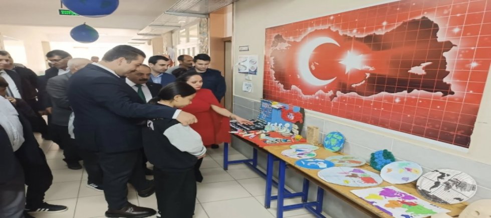 KÖY ÇOCUKLARI SAHNEDE DEVLEŞTİ, İZLEYENLER GÖZYAŞLARINI TUTAMADI
