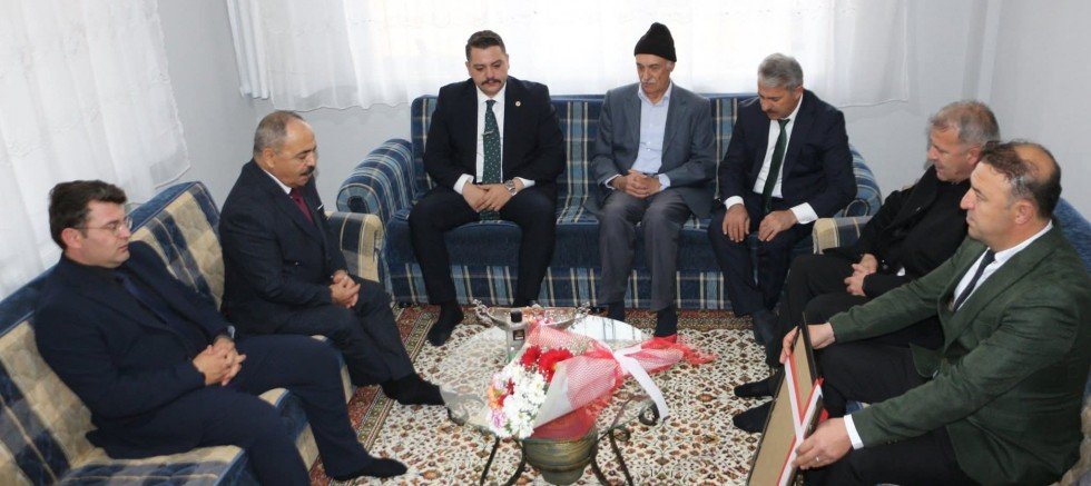 VEFAYLA ANILAN GEÇMİŞ , SAYGIYLA SELAMLANAN GELECEK : YUNAK'TA ÖĞRETMENLER GÜNÜNE YAKIŞIR KUTLAMA