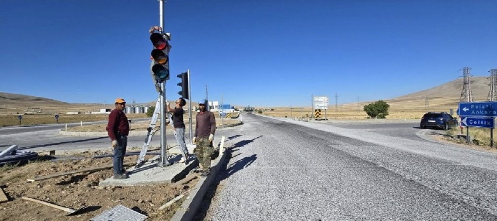 YAVAŞLI KAVŞAĞI TRAFİK SİNYALİZASYONUNA KAVUŞTU