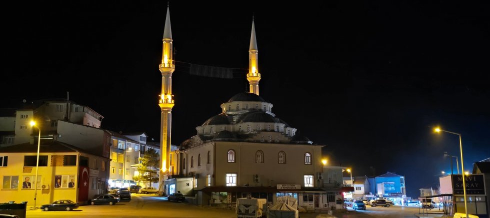 YUNAK ÇARŞI CAMİİ MİNARELERİ YENİLENEN IŞIKLANDIRMASIYLA GÖZ KAMAŞTIRIYOR