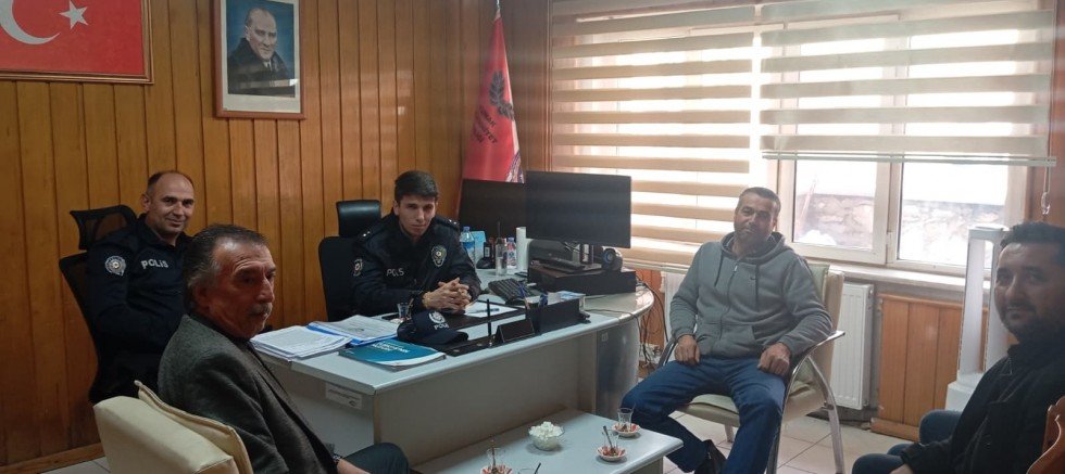 YUNAK’TA GÜVENLİK SEFERBERLİĞİ: İLÇE EMNİYET AMİRİ BALTAOĞLU MUHTARLARLA BİR ARAYA GELDİ