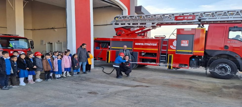 YUNAK'TAKİ 1. SINIF ÖĞRENCİLERİ İTFAİYE BİLİNCİ KAZANIYOR