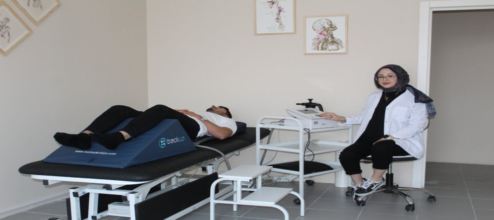 YUNAKLI KÜBRA ATILKAN , DOĞDUĞU TOPRAKLARDA ŞİFA DAĞITIP UMUT OLMAK İÇİN  YILLARDIR HEP HAYALİNİ KURDUĞU SAĞLIK MERKEZİNİ YUNAK’TA AÇTI 