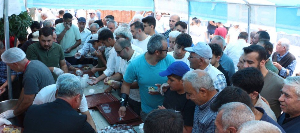 YÜZLERCE VATANDAŞA AŞURE İKRAM EDİLDİ