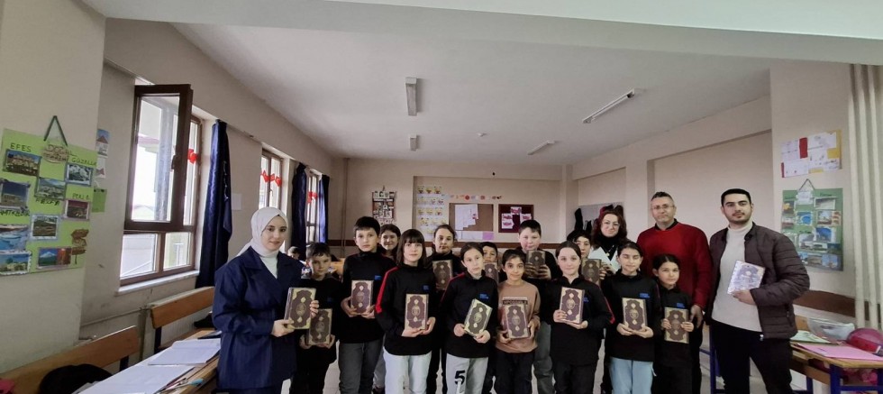 ÖĞRENCİLERE KUR'AN-I KERİM HEDİYE EDİLDİ