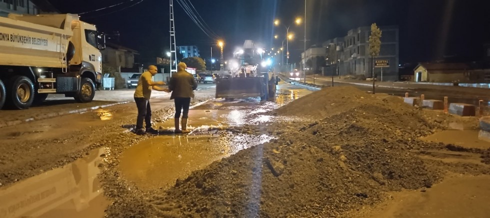 SAĞANAK YAĞIŞ HAYATI DURMA NOKTASINA GETİRDİ ,BAŞKAN GÜNALTAY SAHAYA İNDİ