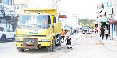 DOĞALGAZ ALTYAPI ÇALIŞMASINDA BOZULAN YOLLARDA ÇALIŞMA YAPILIYOR 