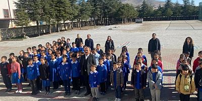 İLÇENİN OKULLARINDA DUYGU DOLU BAŞLANGIÇ: ÖĞRETMEN VE ÖĞRENCİLER TEK YÜREK OLDU