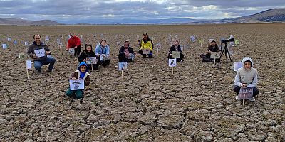 KURUYAN GÖLDE, DAHA ÖNCE ÇEKİLEN KUŞLARIN FOTOĞRAFLARIYLA KURAKLIĞA DİKKAT ÇEKTİLER