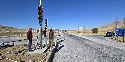 YAVAŞLI KAVŞAĞI TRAFİK SİNYALİZASYONUNA KAVUŞTU