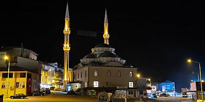 YUNAK ÇARŞI CAMİİ MİNARELERİ YENİLENEN IŞIKLANDIRMASIYLA GÖZ KAMAŞTIRIYOR