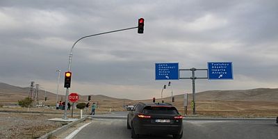 YUNAK’TA ÖLÜM KAVŞAĞI TARİHE KARIŞTI: TRAFİK IŞIKLARI VE SİNYALİZASYONLA SÜRÜCÜLERİN KORKULU RÜYASI SONA ERDİ