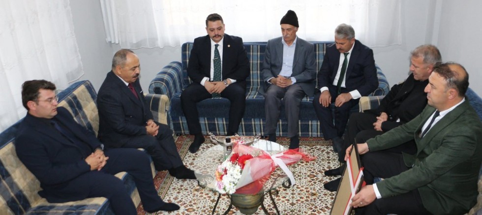 VEFAYLA ANILAN GEÇMİŞ , SAYGIYLA SELAMLANAN GELECEK : YUNAK'TA ÖĞRETMENLER GÜNÜNE YAKIŞIR KUTLAMA