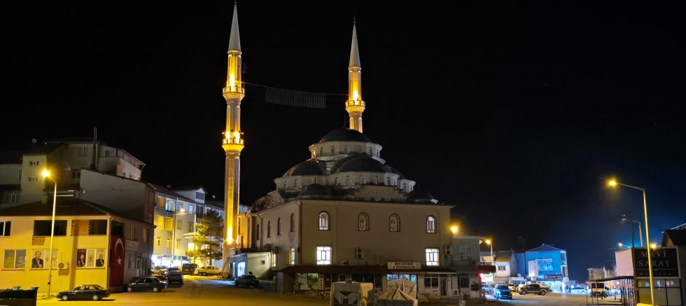 YUNAK ÇARŞI CAMİİ MİNARELERİ YENİLENEN IŞIKLANDIRMASIYLA GÖZ KAMAŞTIRIYOR