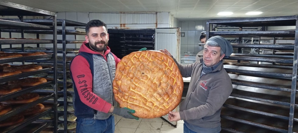 YUNAK’TA DEV AİLE BOYU RAMAZAN PİDESİ İLGİ GÖRÜYOR
